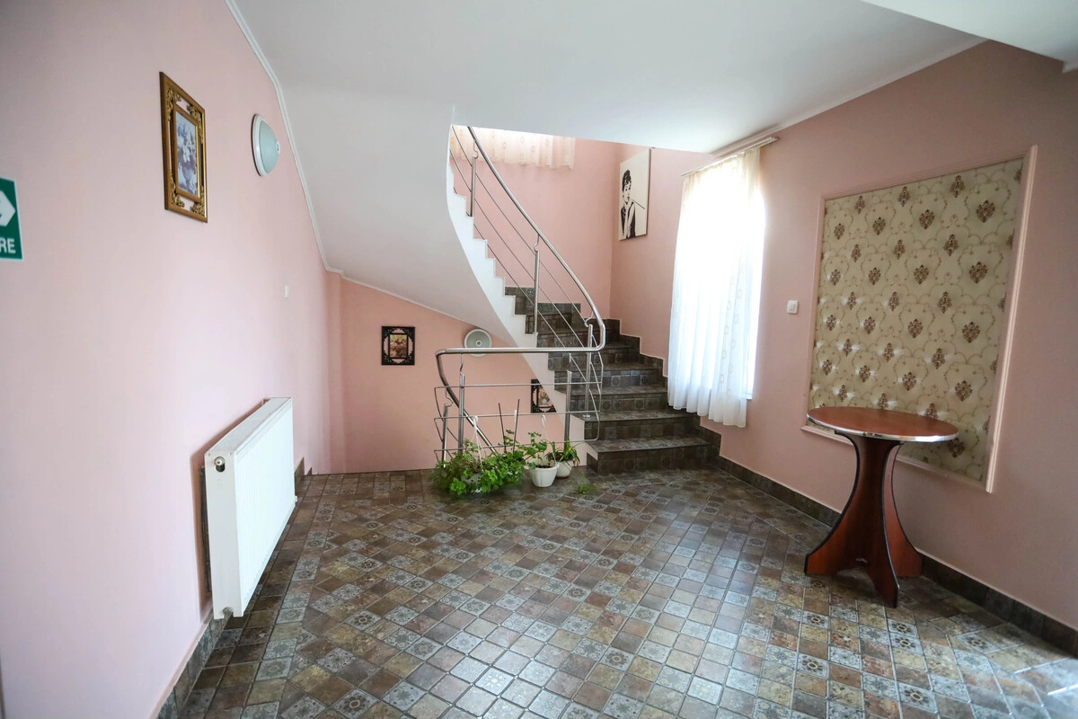 Scară interioară și zonă decorată – hotel Mangalia
