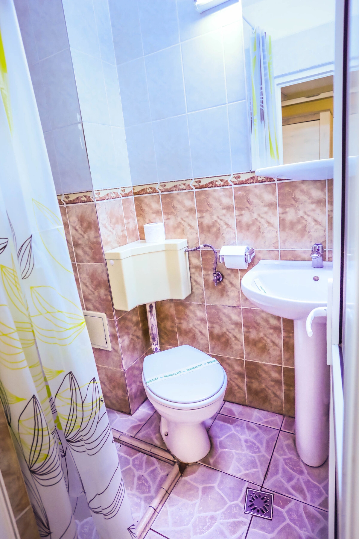 Baie proprie cameră hotel Mangalia