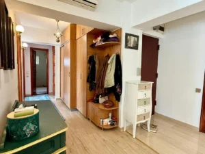 Hol apartament 3 camere cu acces spre dormitor zona peninsulară Constanța