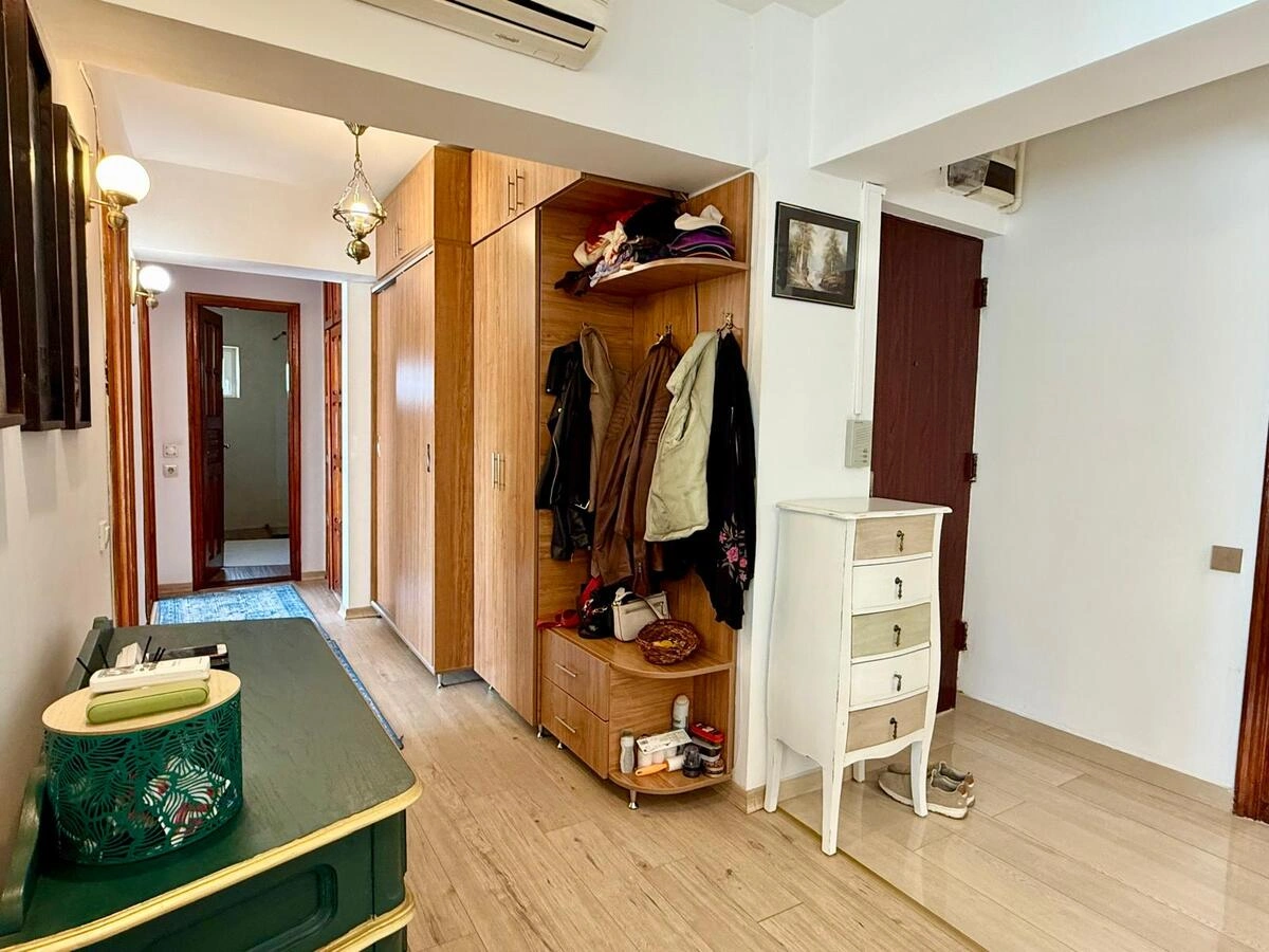 Hol apartament 3 camere cu acces spre dormitor zona peninsulară Constanța