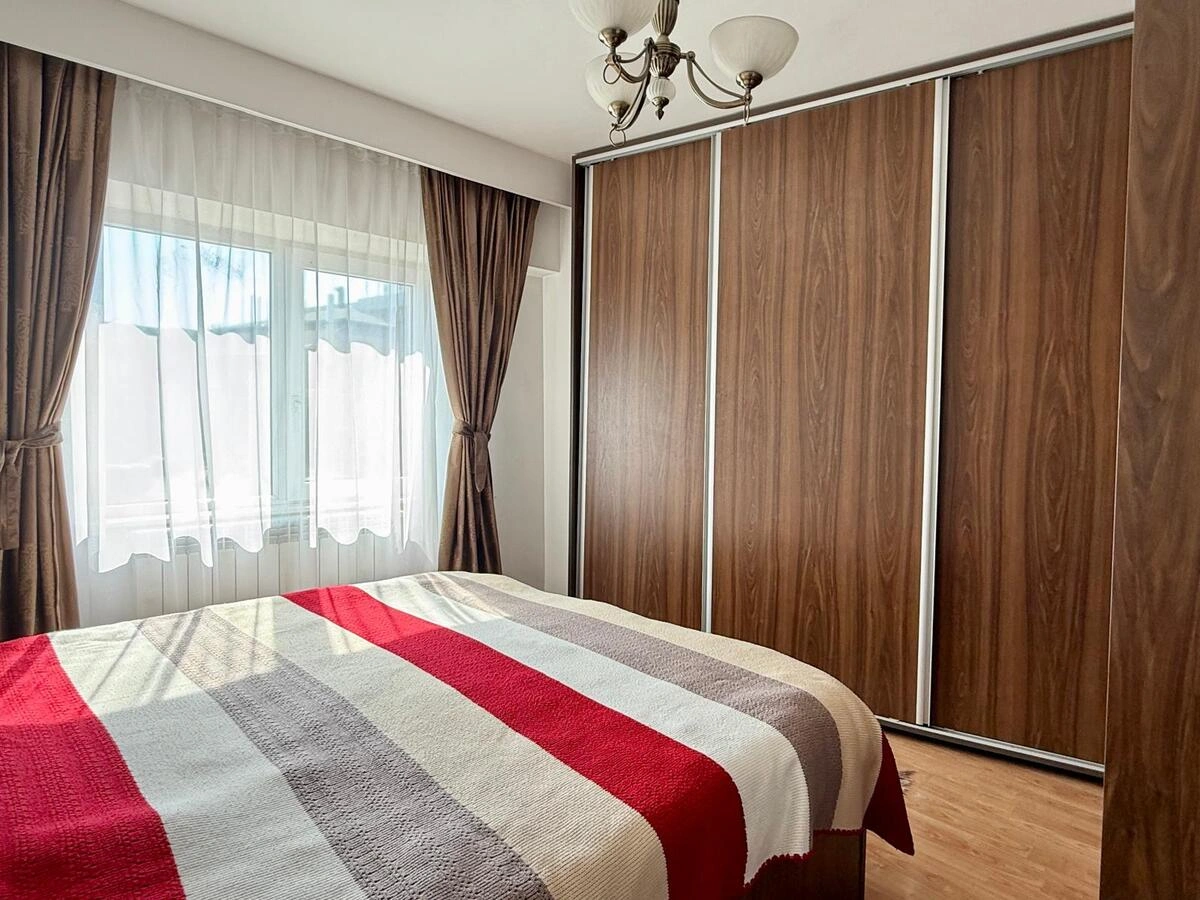 Dormitor matrimonial luminos apartament 3 camere zona peninsulară Constanța