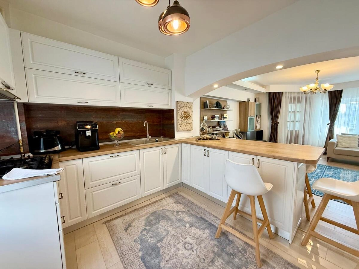 Bucătărie complet utilată apartament 3 camere zona peninsulară Constanța