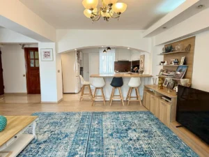 Bucătărie open space cu zonă de dining apartament 3 camere zona peninsulară Constanța
