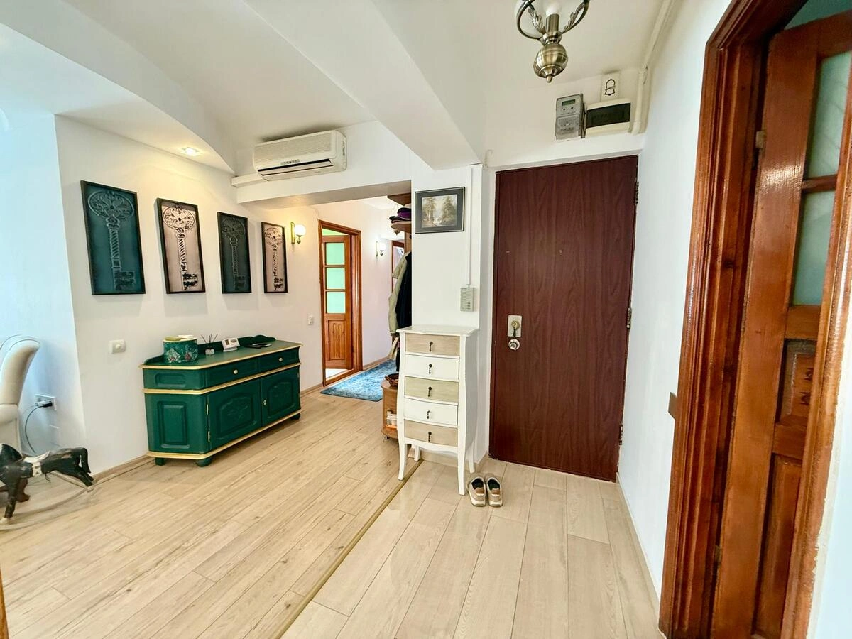 Hol de intrare apartament 3 camere zona peninsulară Constanța