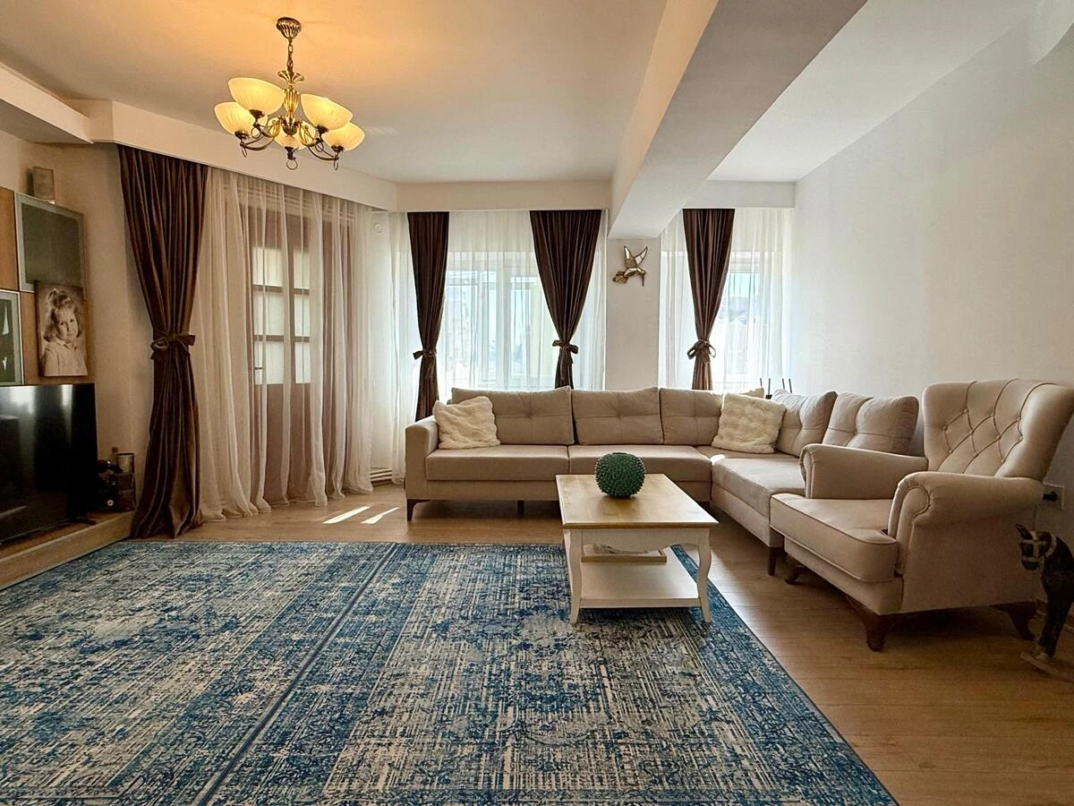 Living apartament 3 camere zona peninsulară Constanța cu zonă de dining