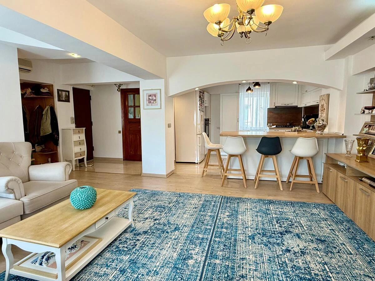 Living spațios apartament 3 camere zona peninsulară Constanța