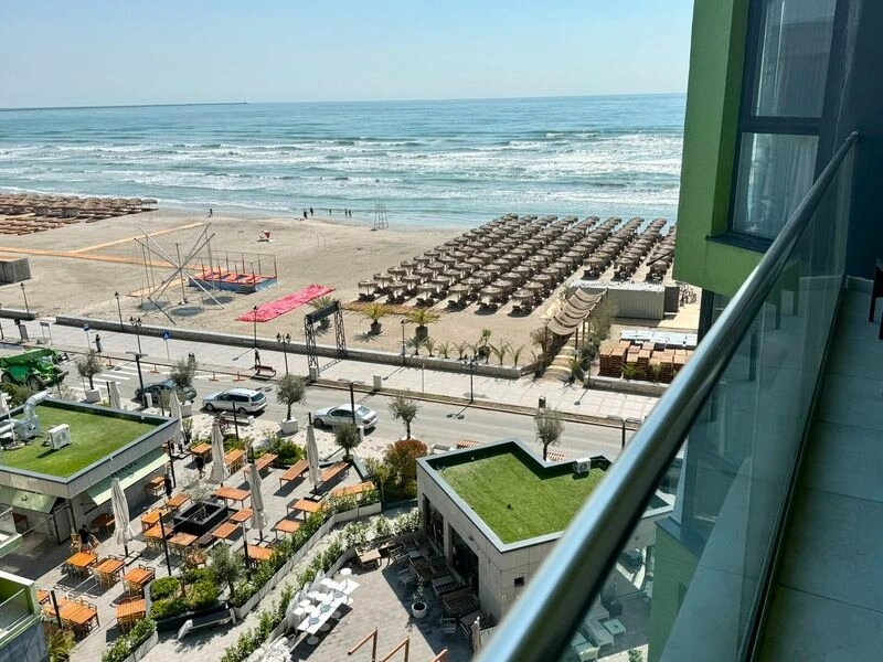 Vedere la mare de pe balconul apartamentului din Alezzi Mamaia Nord