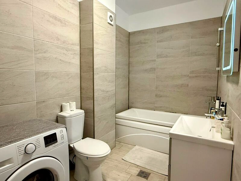 Baie modernă în apartament 2 camere Alezzi Mamaia Nord
