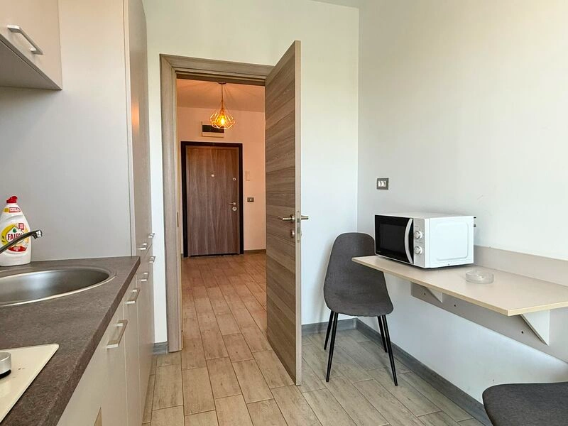 Bucătărie separată de living în apartament Alezzi Mamaia Nord