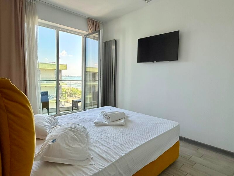 Dormitor mobilat în apartament cu 2 camere Alezzi Mamaia Nord