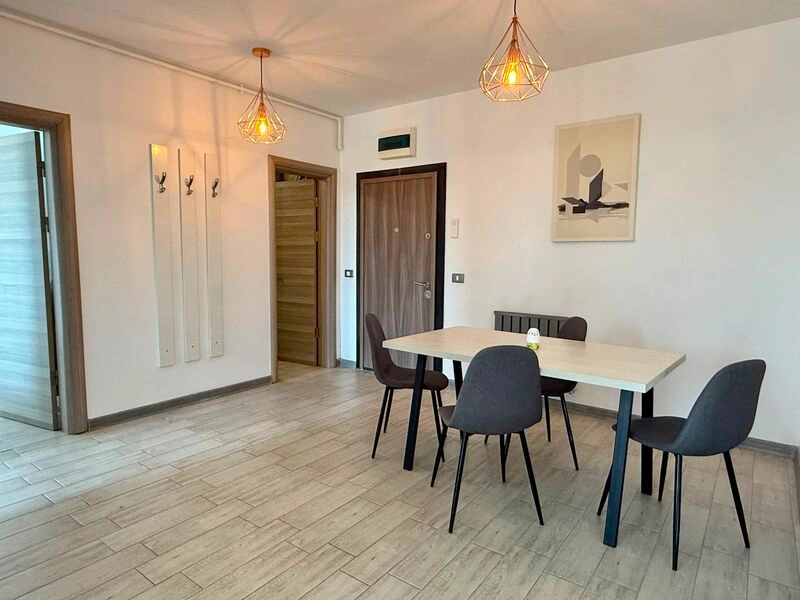 Hol de intrare și zonă de dining apartament Alezzi Mamaia Nord