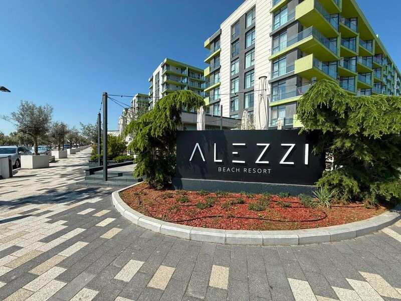 Hol de intrare și zonă de dining apartament Alezzi Mamaia Nord