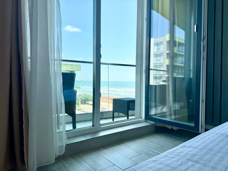 Vedere la mare direct din pat în apartament Alezzi Mamaia Nord