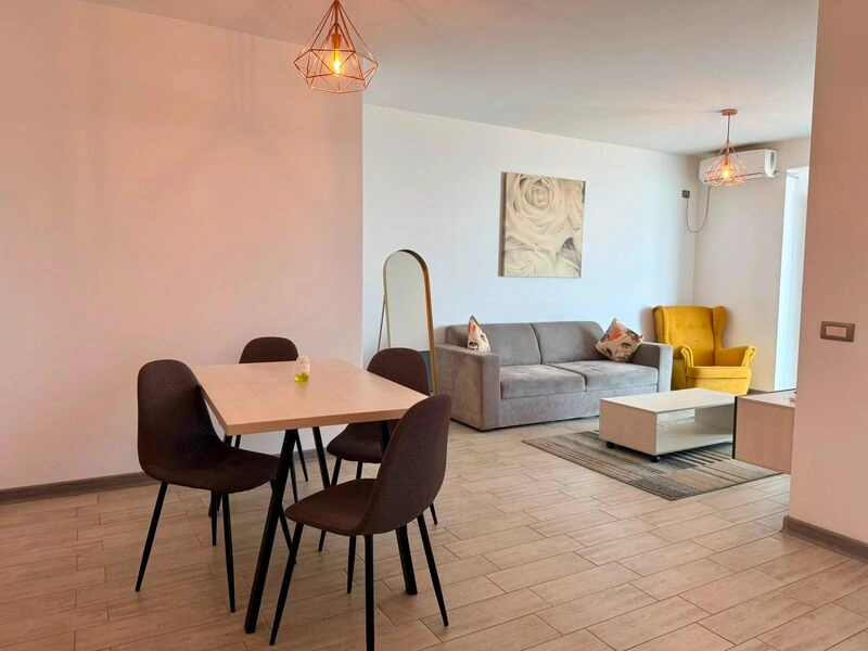 Zonă de dining și living în apartament Alezzi Mamaia Nord